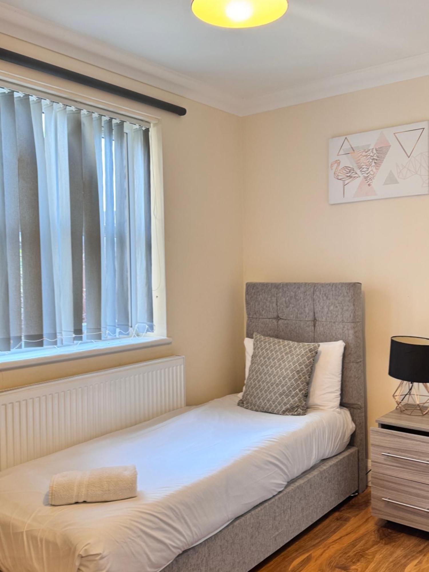 Comfort Heathrow Stay 5 Mins To The Terminal Stanwell Exterior foto